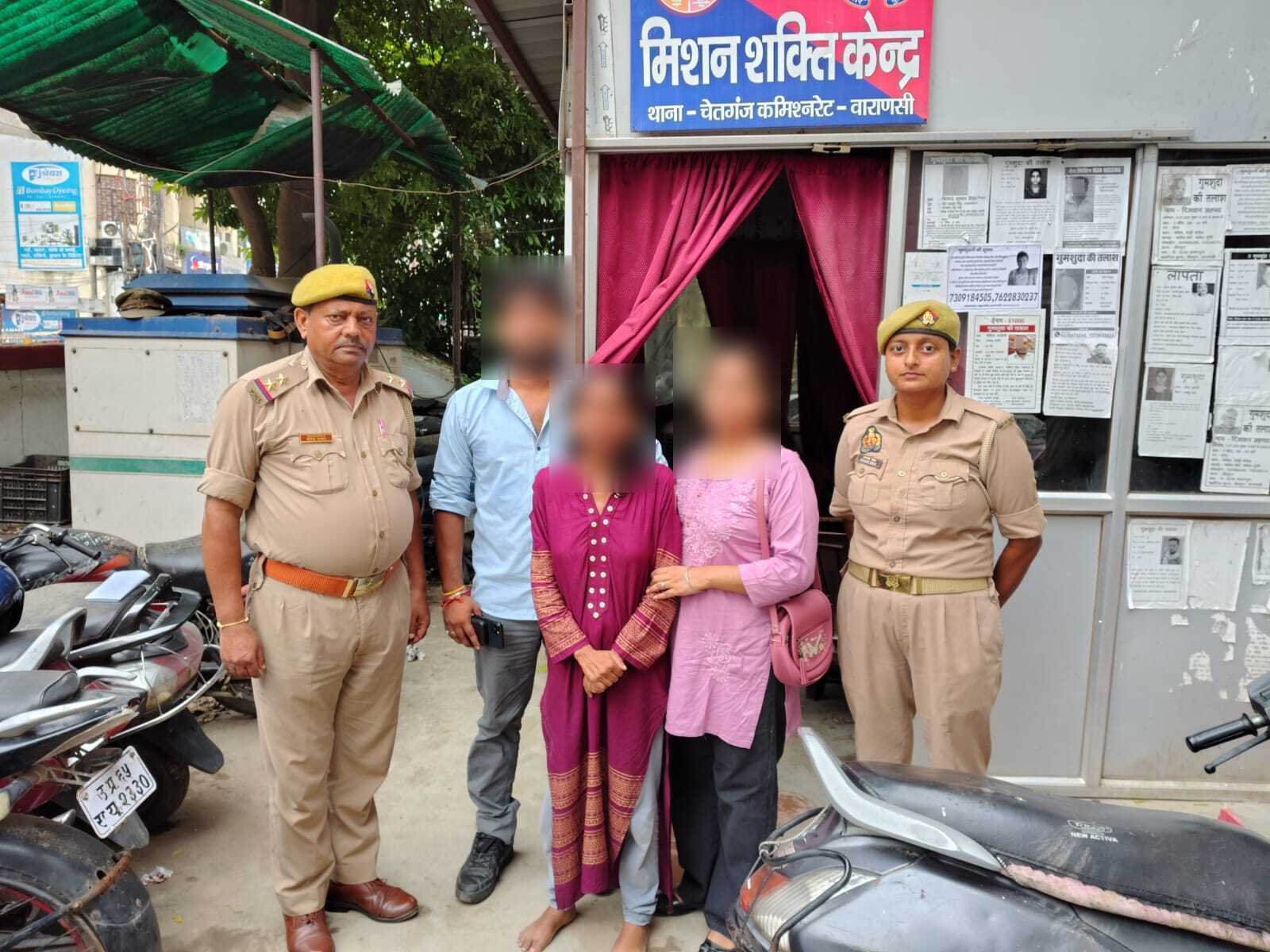 लापता मानसिक अस्वस्थ महिला को पुलिस ने परिजनों को सौंपा   