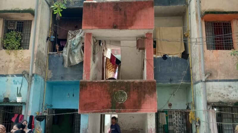 कांशीराम आवास में फिर गिरा छज्जा, बाल-बाल बचे लोग