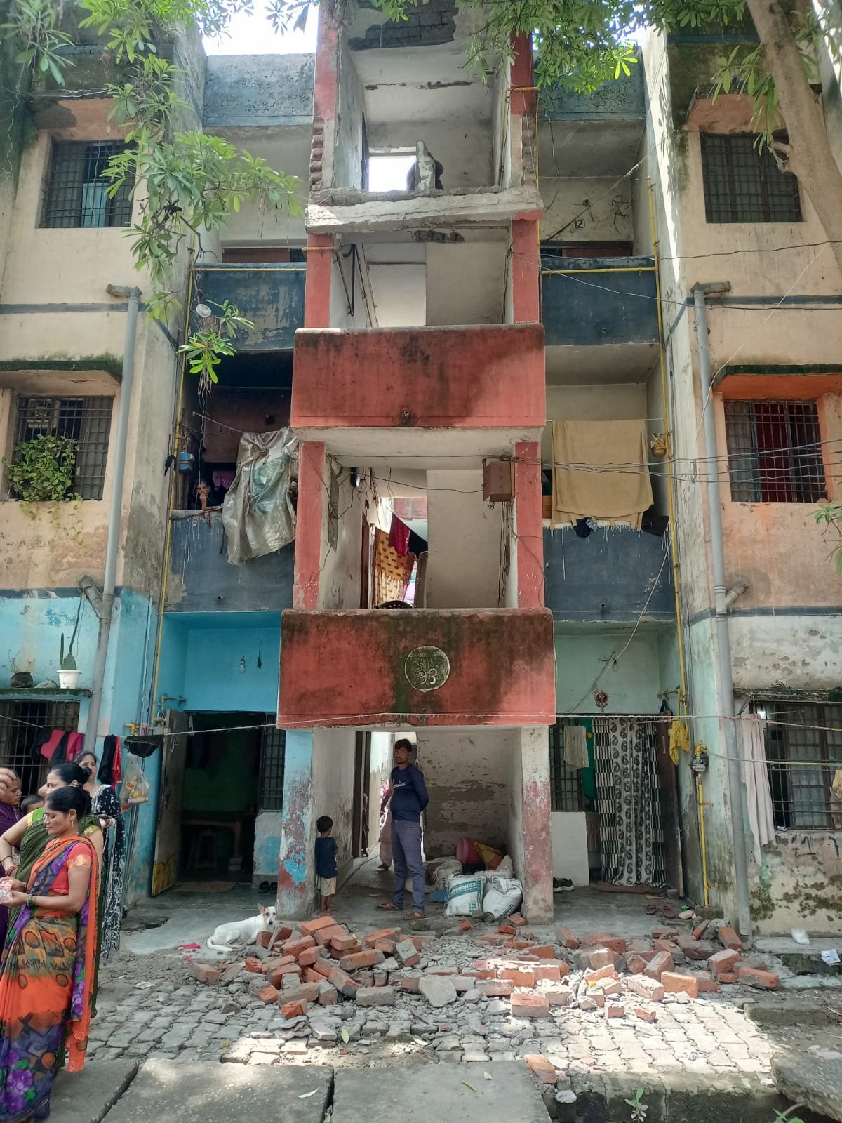 कांशीराम आवास में फिर गिरा छज्जा, बाल-बाल बचे लोग