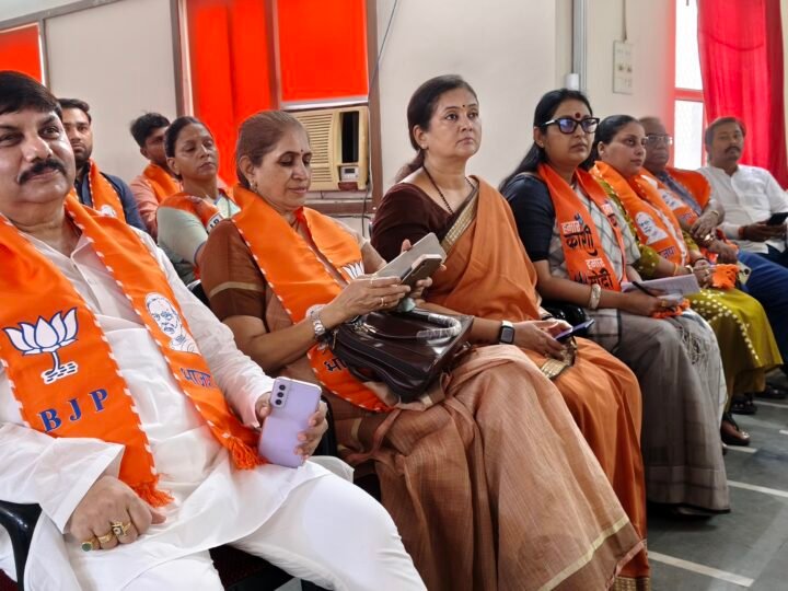 गुलाब बाग कार्यालय में ‘मन की बात’ का सामूहिक श्रवण