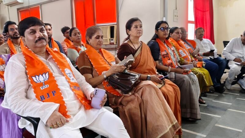 गुलाब बाग कार्यालय में ‘मन की बात’ का सामूहिक श्रवण