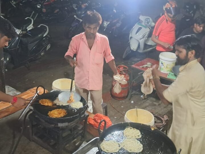 कजरी पर्व से पहले जलेबा की मिठास, दुकानों पर उमड़ी भीड़