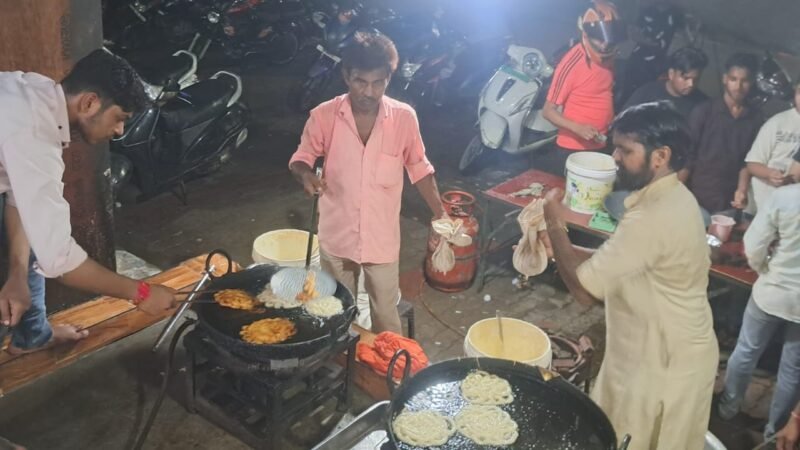 कजरी पर्व से पहले जलेबा की मिठास, दुकानों पर उमड़ी भीड़