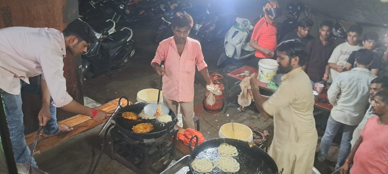 कजरी पर्व से पहले जलेबा की मिठास, दुकानों पर उमड़ी भीड़