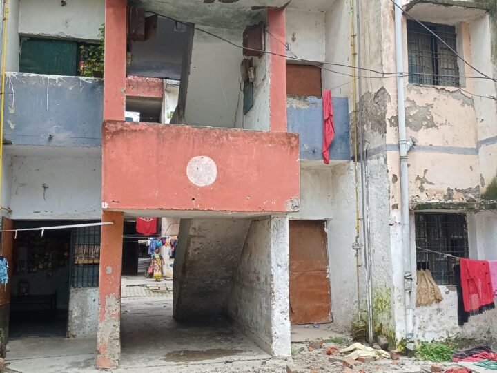 कांशीराम आवास में फिर गिरा जर्जर मकान का छज्जा, दहशत में लोग