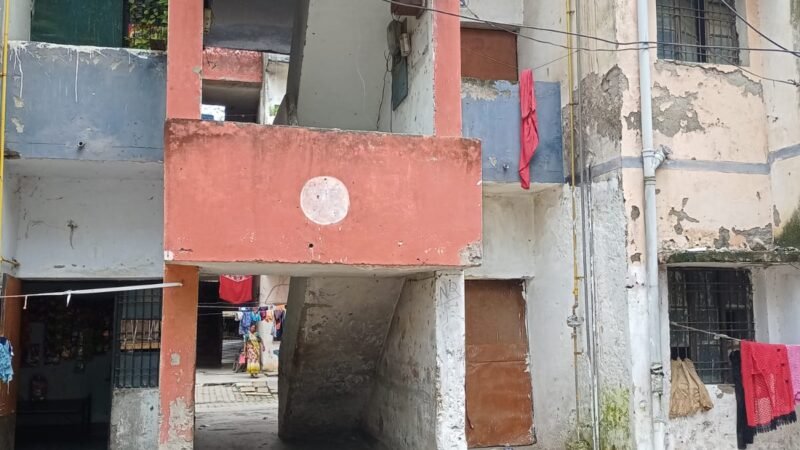 कांशीराम आवास में फिर गिरा जर्जर मकान का छज्जा, दहशत में लोग