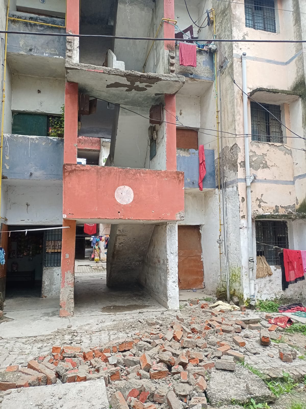 कांशीराम आवास में फिर गिरा जर्जर मकान का छज्जा, दहशत में लोग