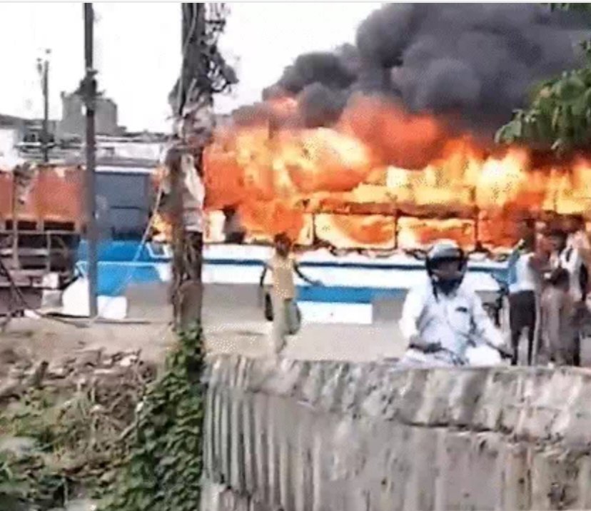सड़क हादसे के बाद बवाल, 10 वाहन फूंके