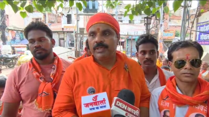 शिवसेना कार्यकर्ताओं ने किया बाबा विश्वनाथ का जलाभिषेक
