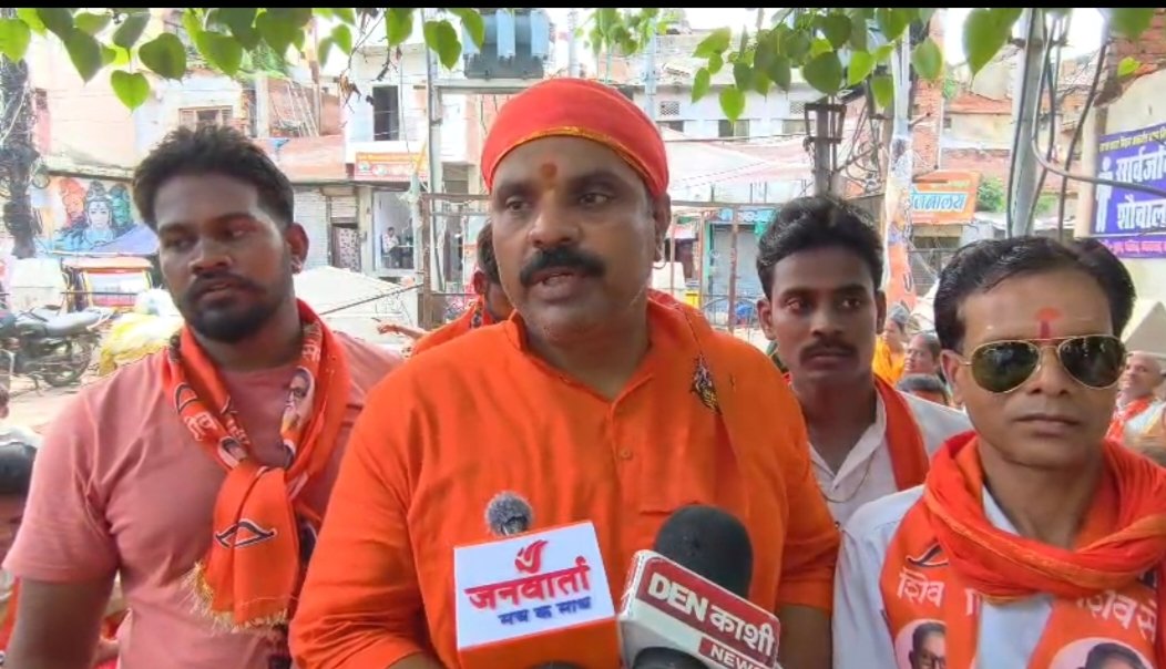 शिवसेना कार्यकर्ताओं ने किया बाबा विश्वनाथ का जलाभिषेक