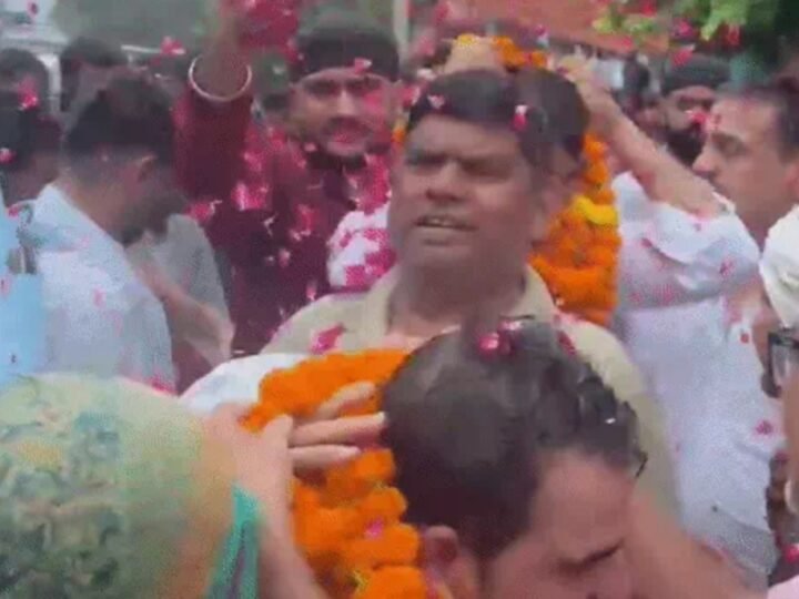 पप्पू यादव पर चप्पल फेंकने वालों का फूलों से स्वागत, निकला रोड शो
