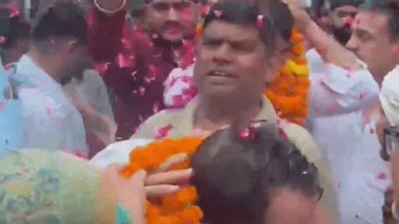 पप्पू यादव पर चप्पल फेंकने वालों का फूलों से स्वागत, निकला रोड शो