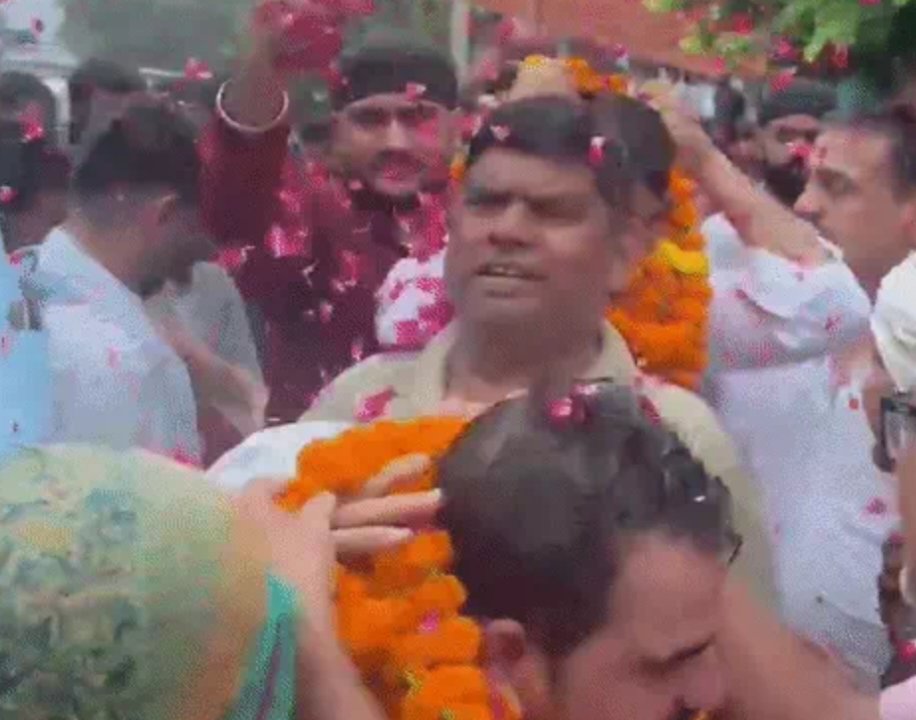 पप्पू यादव पर चप्पल फेंकने वालों का फूलों से स्वागत, निकला रोड शो