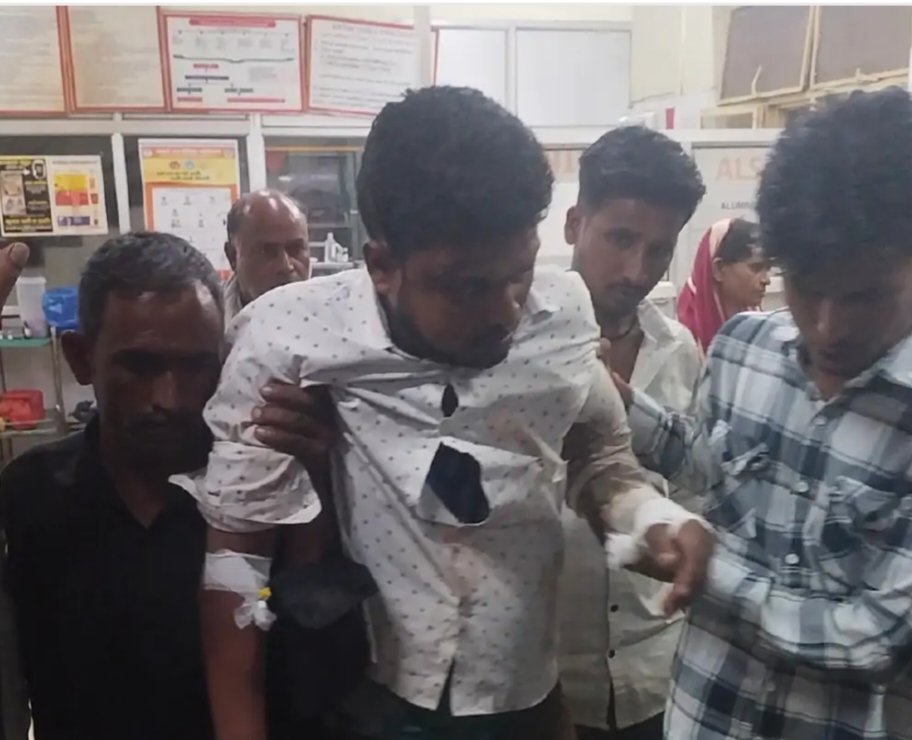 ट्रक-कार भिड़ंत में आठ घायल, दो गंभीर