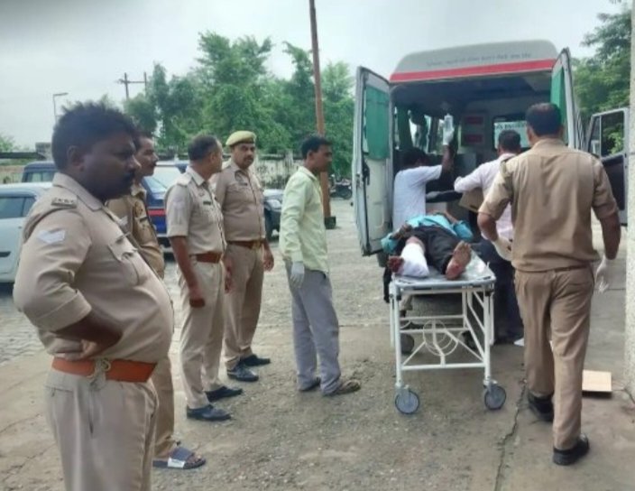 पूर्वांचल एक्सप्रेस-वे पर बस को ट्रक ने मारी टक्कर, 3 की मौत