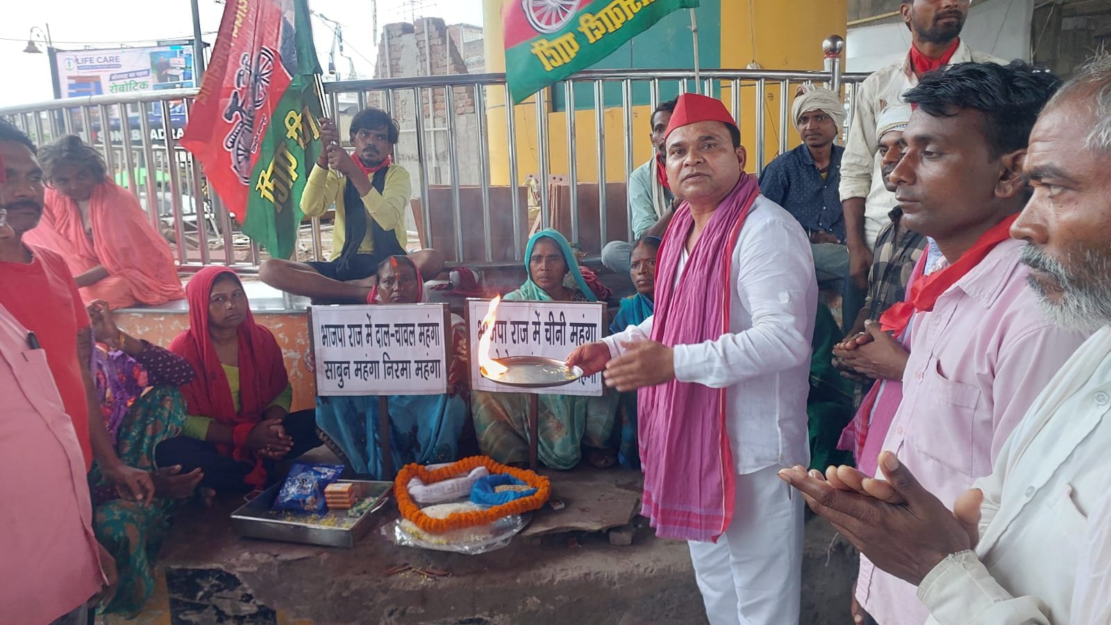 महंगाई के विरोध में सपा कार्यकर्ताओं ने किया आरती-पूजन, भाजपा सरकार पर साधा निशाना