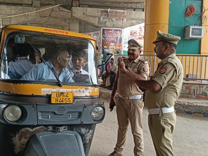 ओवरलोड स्कूली वाहनों पर चला चेकिंग अभियान, ऑटो में मिले दर्जनों बच्चे