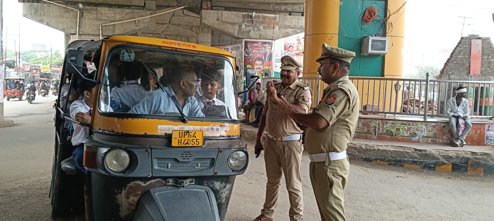 ओवरलोड स्कूली वाहनों पर चला चेकिंग अभियान, ऑटो में मिले दर्जनों बच्चे
