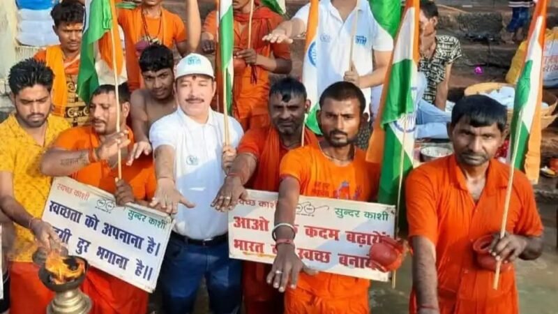 तिरंगा लेकर कांवड़ियों ने दिया जल संरक्षण का संदेश
