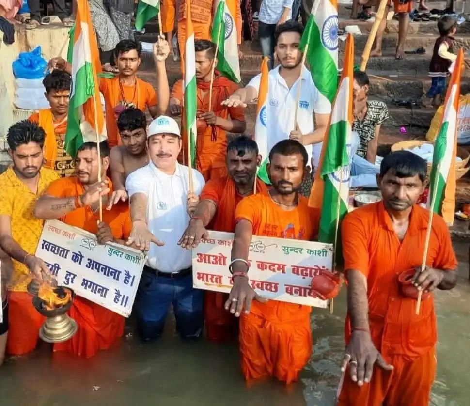 तिरंगा लेकर कांवड़ियों ने दिया जल संरक्षण का संदेश