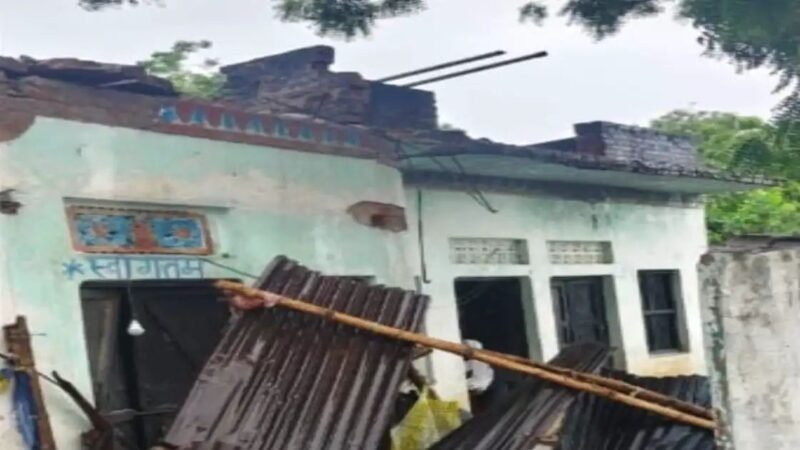 बारिश में पुराने मकान का छज्जा गिरा, बुजुर्ग महिला की मौत