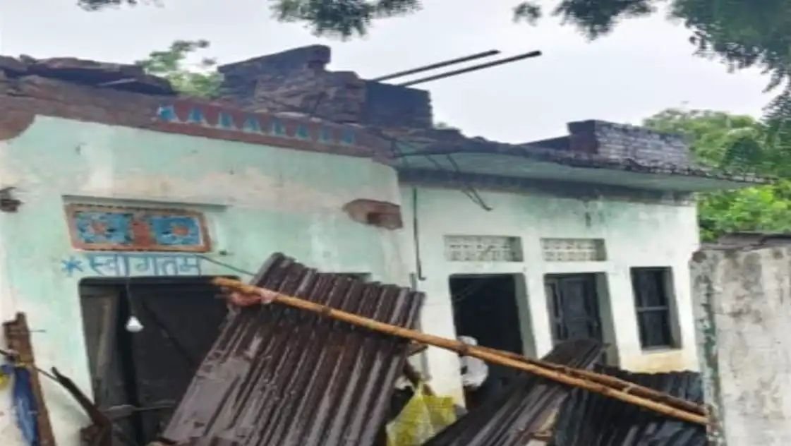 बारिश में पुराने मकान का छज्जा गिरा, बुजुर्ग महिला की मौत
