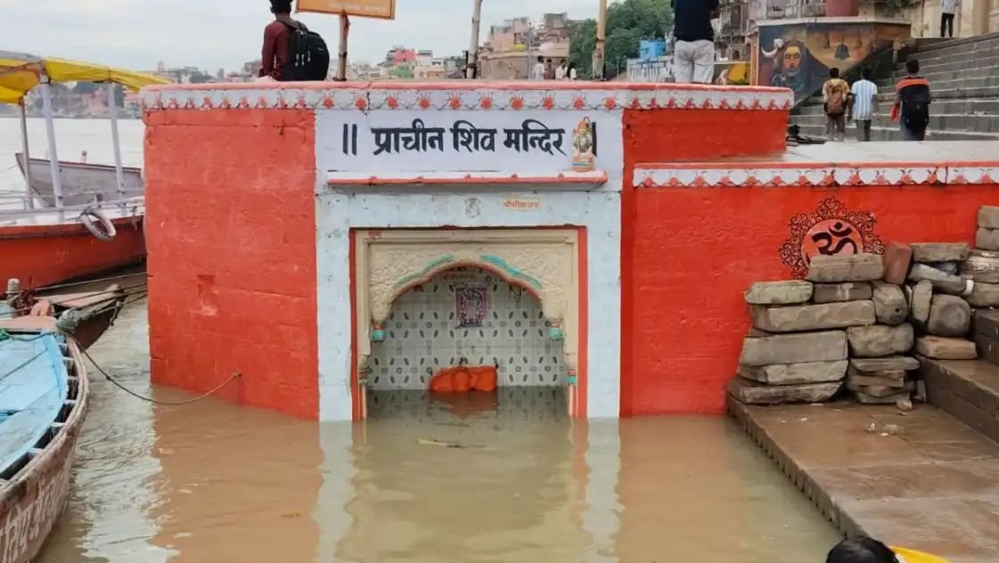गंगा बढ़ी, घाटों पर अलर्ट
