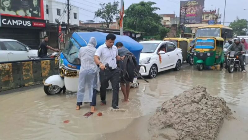 अखरी-भिखारीपुर मार्ग पर जानलेवा गड्ढे, हादसों का बढ़ा खतरा