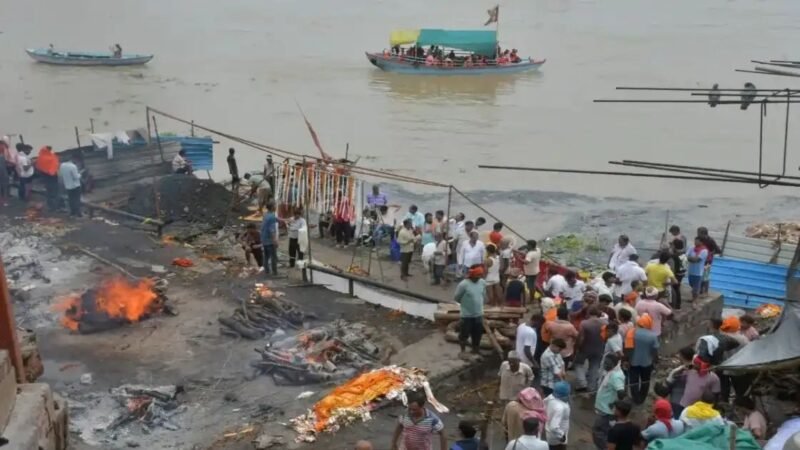 बढ़ते जलस्तर से मणिकर्णिका घाट प्रभावित, ऊंचे स्थान पर होने लगा अंतिम संस्कार