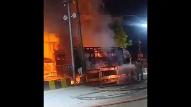 चलते ट्रक में लगी आग