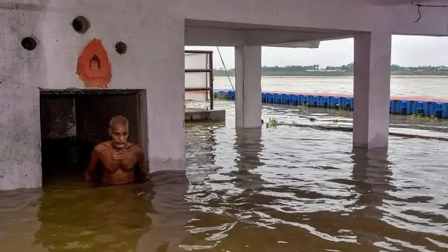 गंगा 63.14 मीटर पर, घाटों का संपर्क टूटा
