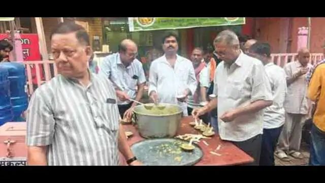 सावन के दूसरे शनिवार पर खिचड़ी प्रसाद और शीतल जल का वितरण