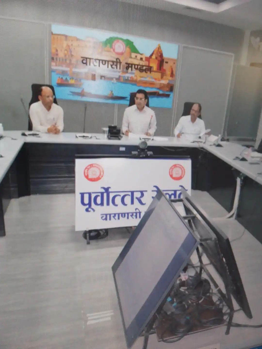 रेलवे के लंबित विधिक मामलों के जल्द निस्तारण पर जोर, कब्जे हटाने के निर्देश