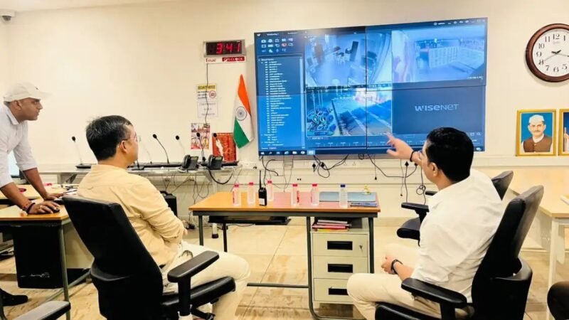 दूसरे सोमवार पर काशी में उमड़ी भीड़, डीएम ने कांवड़ियों से किया संवाद
