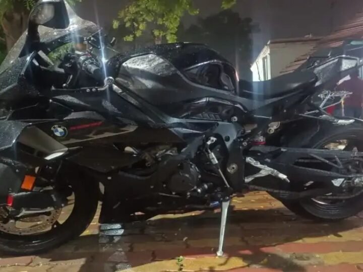 स्टंट करते पकड़ी 26 लाख की बाइक, मॉडिफाइड साइलेंसर लगा था