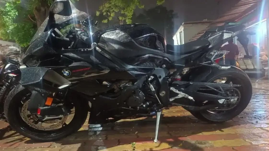 स्टंट करते पकड़ी 26 लाख की बाइक, मॉडिफाइड साइलेंसर लगा था