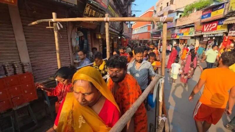 सावन शिवरात्रि पर काशी विश्वनाथ में उमड़ी भीड़, लाखों ने किया जलाभिषेक