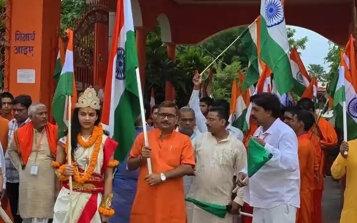 भारत माता पूजन के साथ शुरू हुई तिरंगा यात्रा