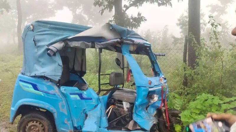 घने कोहरे में स्कूल बस और ऑटो की टक्कर, चालक की मौत
