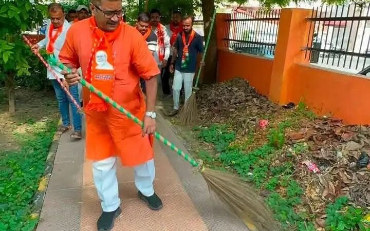 पार्कों के कार्य जल्द पूरा करने के निर्देश