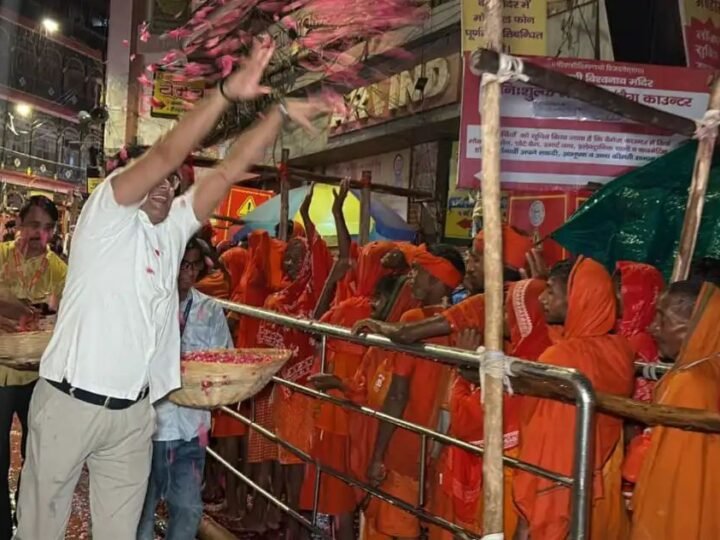 तीसरे सोमवार पर बाबा दरबार में उमड़ी भीड़