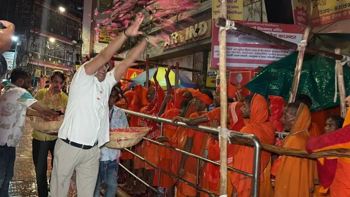 तीसरे सोमवार पर बाबा दरबार में उमड़ी भीड़