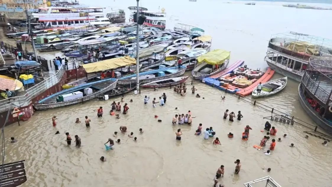 गंगा उफान पर, नाव संचालन बंद
