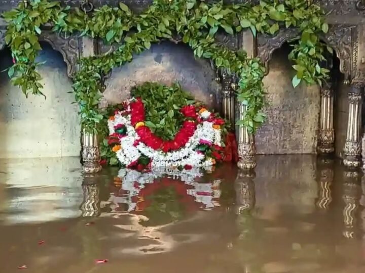 गंगा की लहरों ने शीतला मंदिर में किया प्रवेश, घाटों पर बढ़ा बाढ़ का संकट