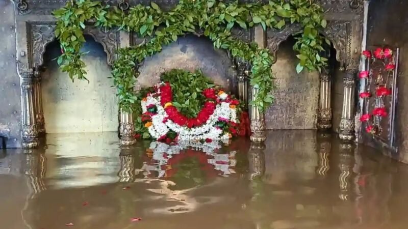 गंगा की लहरों ने शीतला मंदिर में किया प्रवेश, घाटों पर बढ़ा बाढ़ का संकट