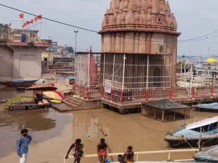 गंगा का रौद्र रूप: शीतला घाट मंदिर डूबा, घाटों पर बढ़ी चौकसी