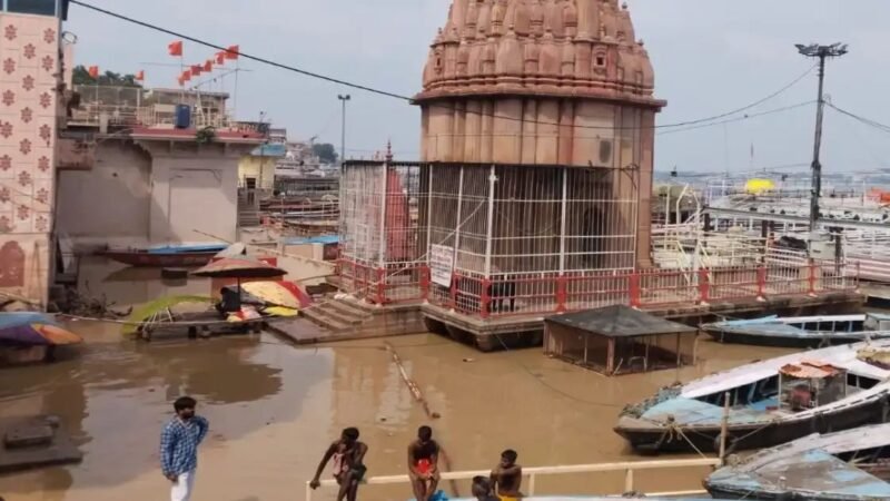 गंगा का रौद्र रूप: शीतला घाट मंदिर डूबा, घाटों पर बढ़ी चौकसी