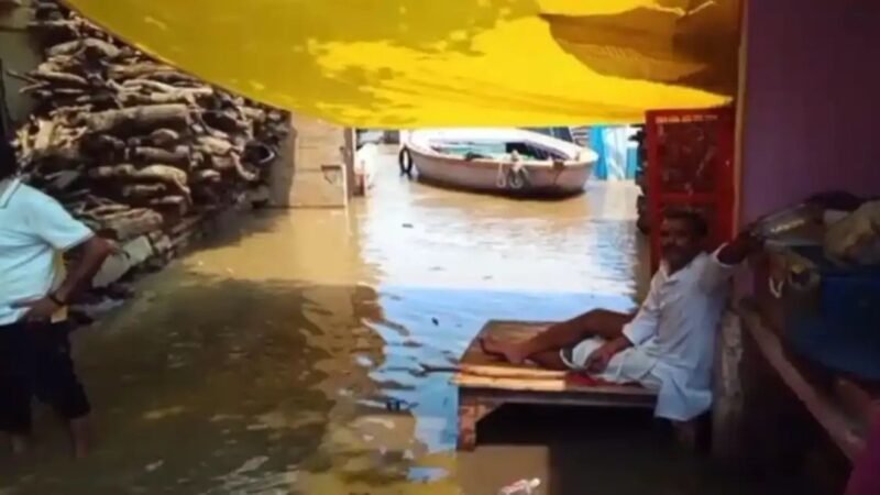 मणिकर्णिका की गलियों में नाव, छतों पर अंतिम संस्कार