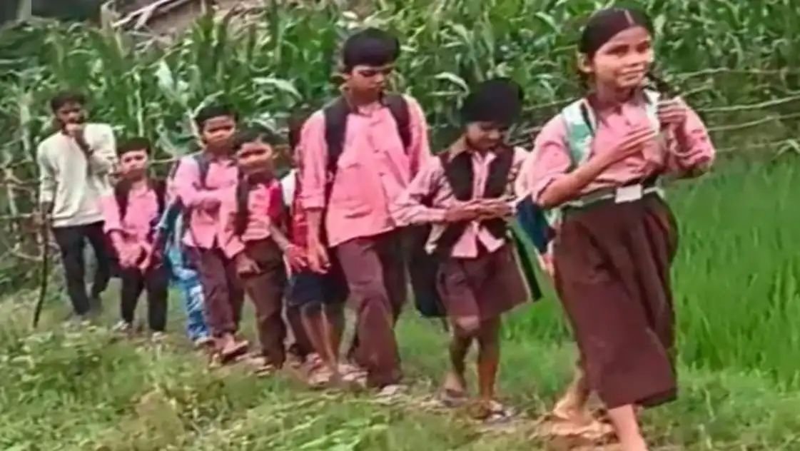 चकरोड न होने से दलित बस्ती बेहाल, कीचड़ में स्कूल जा रहे बच्चे