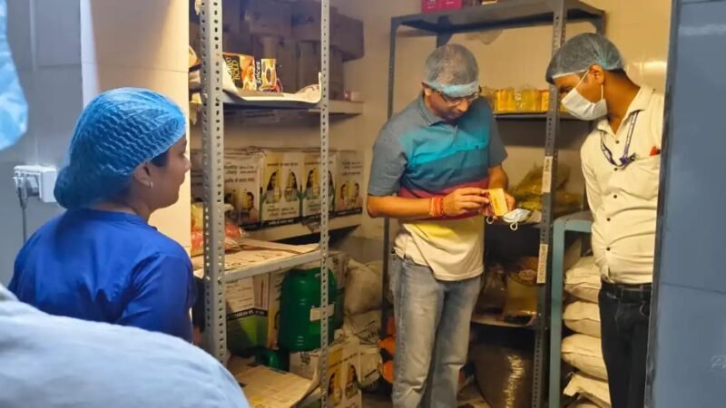 आईआरसीटीसी बेस किचन का डीआरएम ने किया औचक निरीक्षण